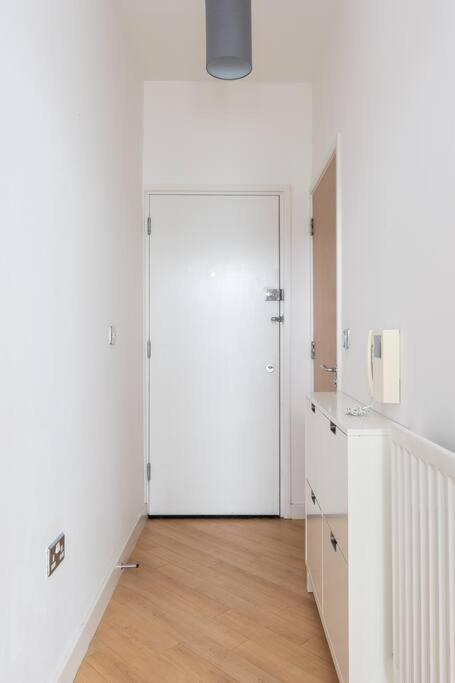 Central Mk 1 Bed Apartment With Parking Milton Keynes Exterior photo