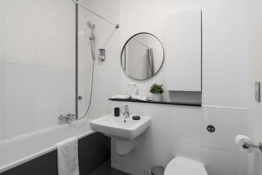 Central Mk 1 Bed Apartment With Parking Milton Keynes Exterior photo