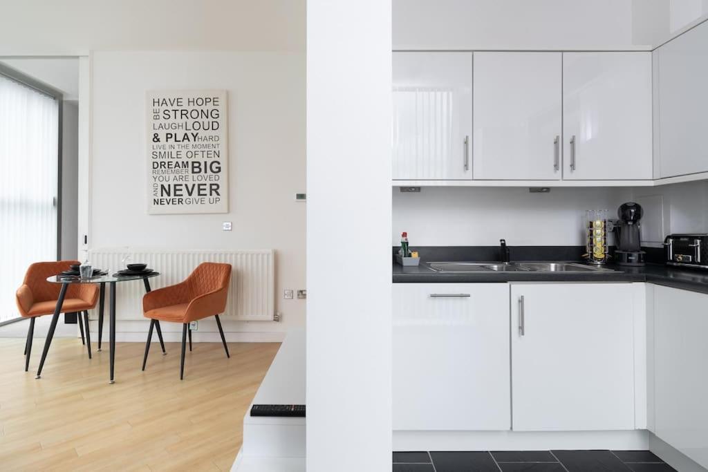 Central Mk 1 Bed Apartment With Parking Milton Keynes Exterior photo